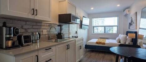 Réfrigérateur, micro-ondes, cafetière/bouilloire, grille-pain