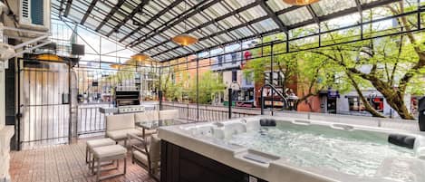 Outdoor spa tub