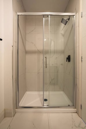 Dusj, hårføner og håndklær