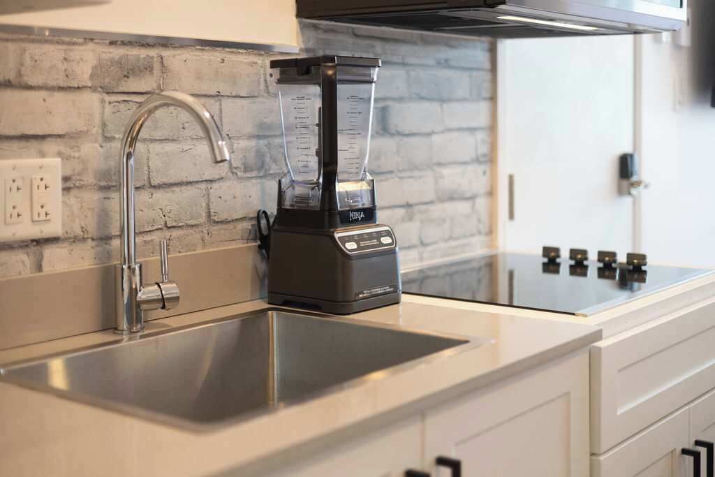 Kühlschrank, Mikrowelle, Wasserkocher mit Kaffee-/Teezubehör, Toaster