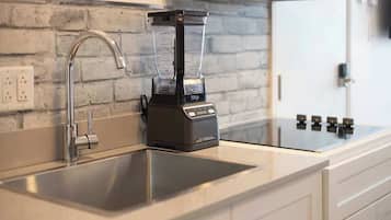 Kühlschrank, Mikrowelle, Wasserkocher mit Kaffee-/Teezubehör, Toaster