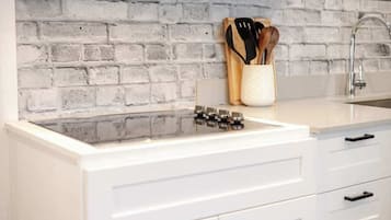 Kühlschrank, Mikrowelle, Wasserkocher mit Kaffee-/Teezubehör, Toaster