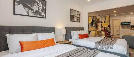 2 عدّة غرف نوم ومكواة/لوح كي وواي فاي وملاءات أسرّة