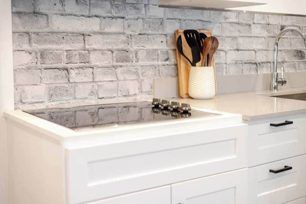 Jääkaappi, mikroaaltouuni, kahvin-/teenkeitin, leivänpaahdin