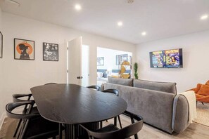 Dining - Vibrant Cityscape Stay –Stylish 1BR in Central MTL (Montréal)