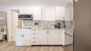 Kühlschrank, Mikrowelle, Wasserkocher mit Kaffee-/Teezubehör, Toaster