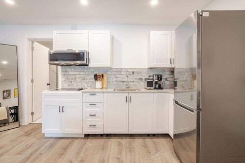 Vibrant Cityscape Stay –Stylish 1BR in Central MTL