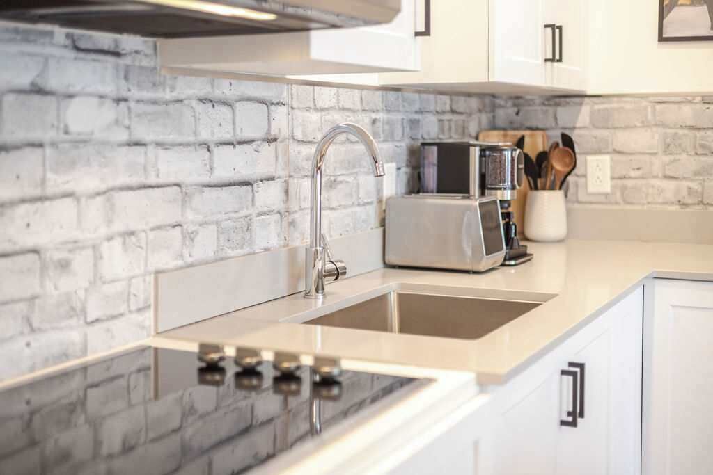 Réfrigérateur, micro-ondes, cafetière/bouilloire, grille-pain