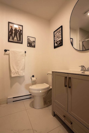 シャワー、ヘアドライヤー、タオル