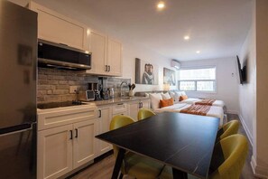 冷蔵庫、電子レンジ、コーヒー / ティーメーカー、トースター