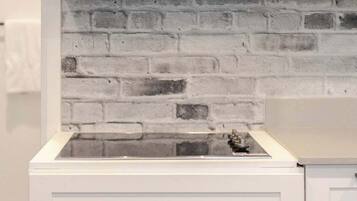 Kühlschrank, Mikrowelle, Wasserkocher mit Kaffee-/Teezubehör, Toaster