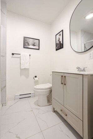 Dusche, Haartrockner, Handtücher