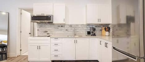 Refrigerador, microondas, lavavajillas, cafetera/tetera