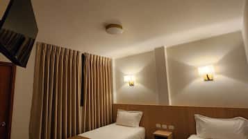 Deluxe Twin Room | Desk, free WiFi