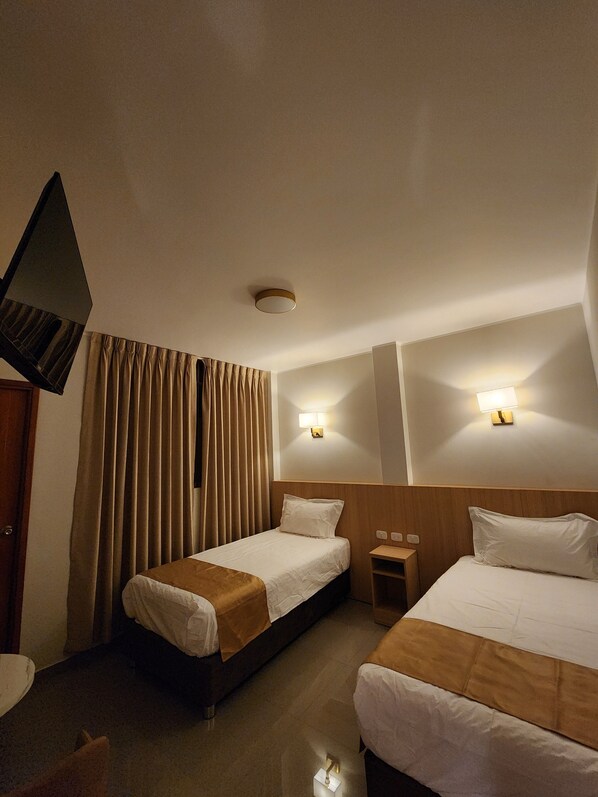 Deluxe Twin Room | Desk, free WiFi