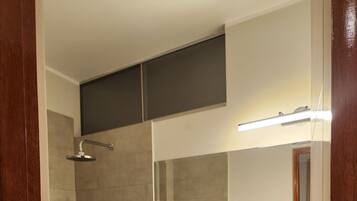 Deluxe Room, City View | Bathroom