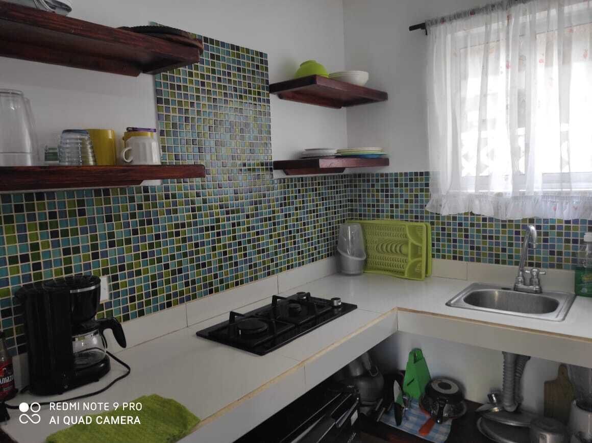 Frigorífico, placa de cocina, cafetera o tetera y utensilios de cocina