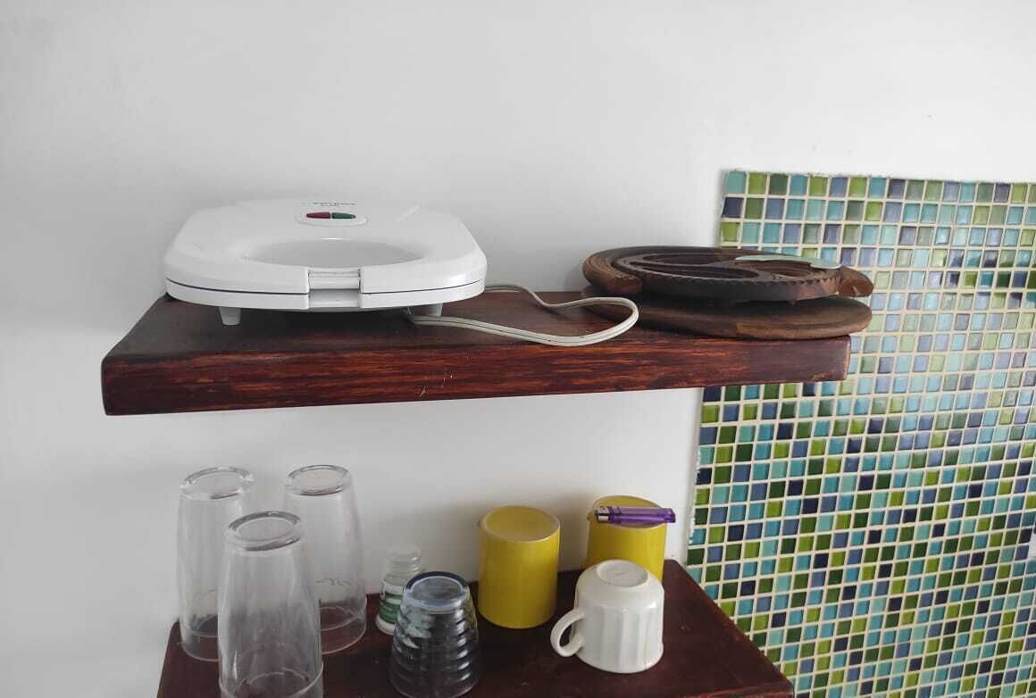Un plan de travail de cuisine avec une balance, de la verrerie et une machine à café.