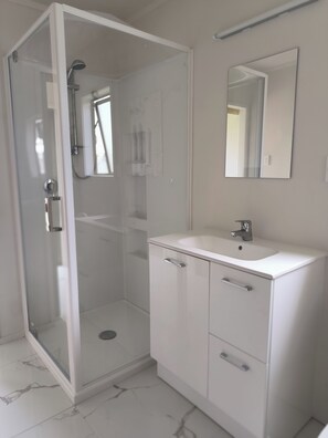 Douche, séchoir à cheveux, serviettes fournies, savon