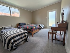 3 bedrooms, iron/ironing board, bed sheets - Snells Beach  House 6 min walk to beach and playground (Snells Beach)