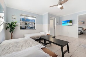 1 habitación, tabla de planchar con plancha, wifi gratis y ropa de cama