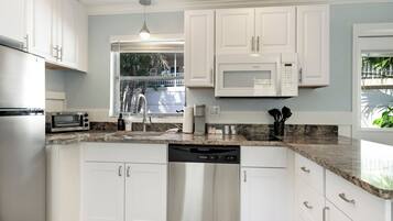 Fridge, microwave, stovetop, dishwasher