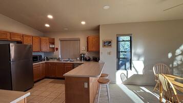 Microondas, horno, parrilla de estufa y lavavajillas