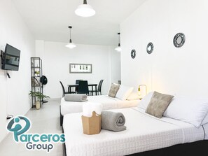 1 habitación, tabla de planchar con plancha, wifi gratis y ropa de cama 
