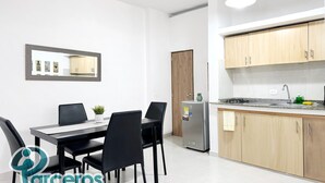 Una cocina moderna con gabinetes de madera, un refrigerador de acero inoxidable y un lavamanos.