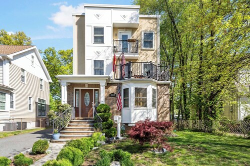 Spacious 3BR 4 Beds Sleeps 8 Near Train Bus 112 Easy NYC Access