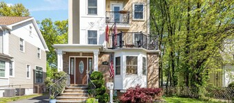 Spacious 3BR 4 Beds Sleeps 8 Near Train Bus 112 Easy NYC Access
