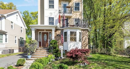 Spacious 3BR 4 Beds Sleeps 8 Near Train Bus 112 Easy NYC Access