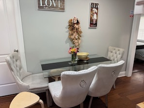 Dining - Spacious 3BR 4 Beds Sleeps 8 Near Train Bus 112 Easy NYC Access (Roselle)