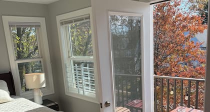 Spacious 3BR 4 Beds Sleeps 8 Near Train Bus 112 Easy NYC Access