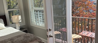 Spacious 3BR 4 Beds Sleeps 8 Near Train Bus 112 Easy NYC Access
