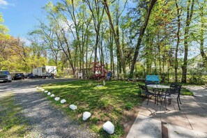 Outdoor dining - Spacious 3BR 4 Beds Sleeps 8 Near Train Bus 112 Easy NYC Access (Roselle)