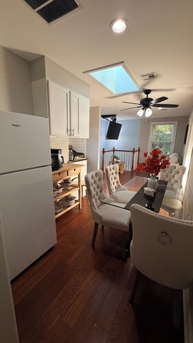 3-bedroom apartment in charming Roselle with AC and private parking