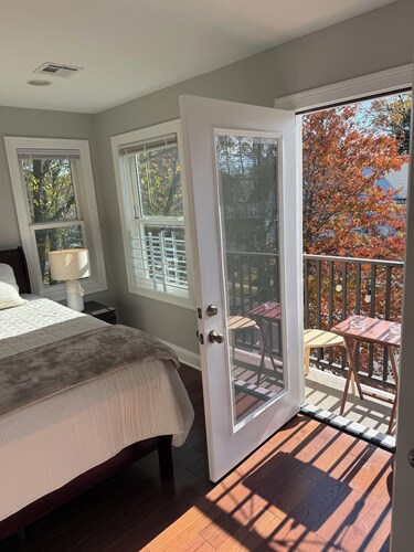 3-bedroom apartment in charming Roselle with AC and private parking