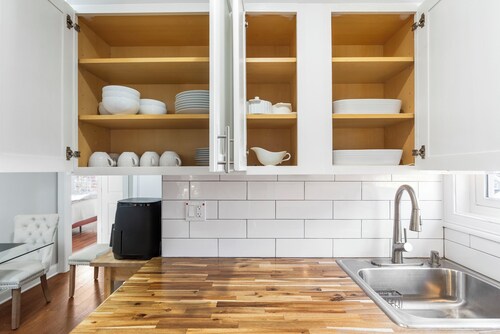 Spacious 3BR 4 Beds Sleeps 8 Near Train Bus 112 Easy NYC Access