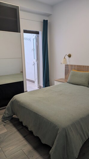 Tabla de planchar con plancha, internet y ropa de cama 