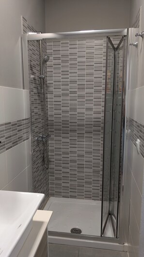 Secadora de cabello, toallas, jabón, papel de baño 