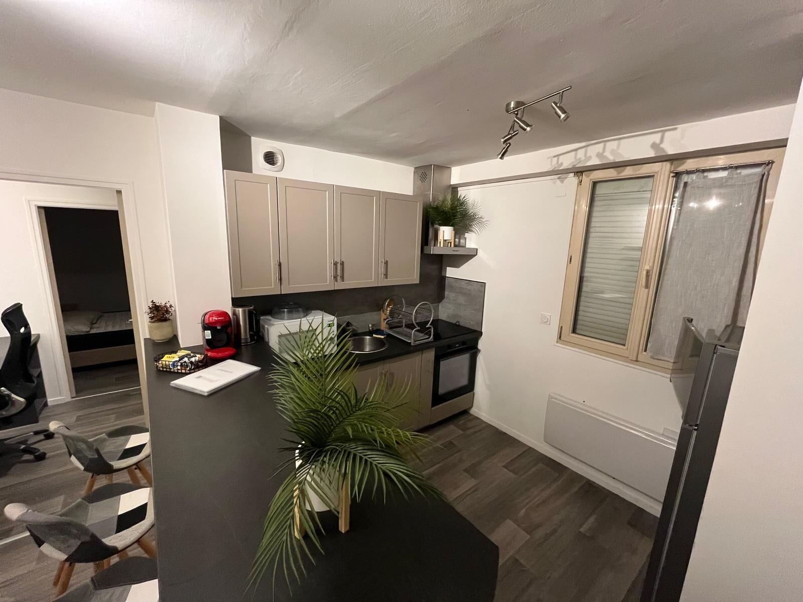 Kylskåp, mikrovågsugn, ugn och spishäll