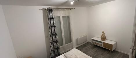 1 habitación, escritorio, wifi gratis y ropa de cama