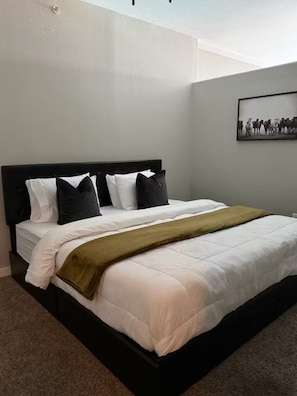 1 slaapkamer, een strijkplank/strijkijzer, wifi, beddengoed