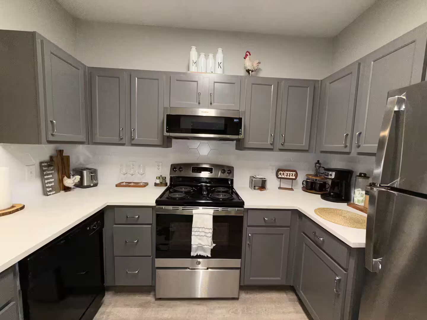 Kjøleskap, mikrobølgeovn, ovn og kokeplater