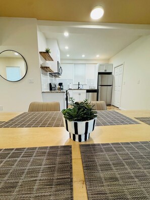 Een koelkast, een magnetron, een oven, een kookplaat