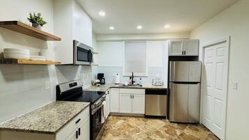 Geladeira, micro-ondas, fogão, cooktop