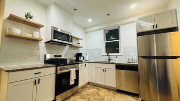 Een koelkast, een magnetron, een oven, een kookplaat