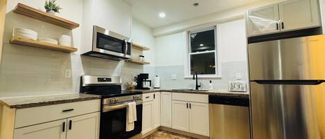 雪櫃、微波爐、焗爐、爐具