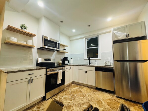 Een koelkast, een magnetron, een oven, een kookplaat